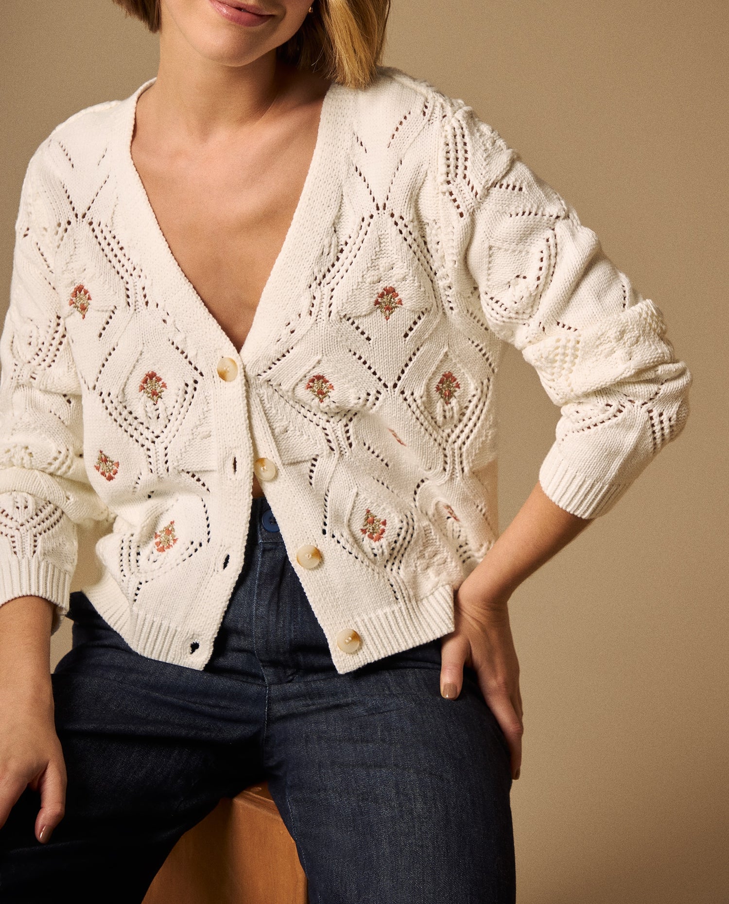 Cardigan Tejido Calado con Bordados Florales - Crudo