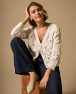Cardigan Tejido Calado con Bordados Florales - Crudo