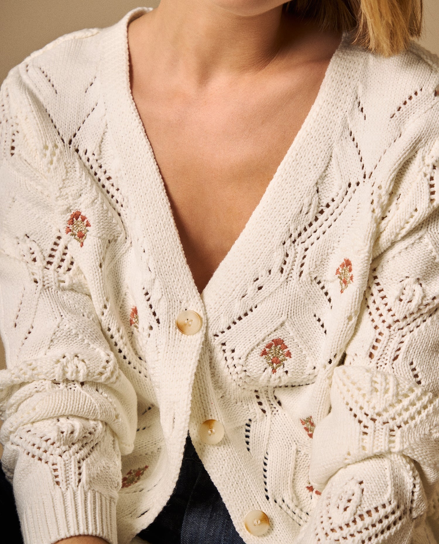 Cardigan Tejido Calado con Bordados Florales - Crudo