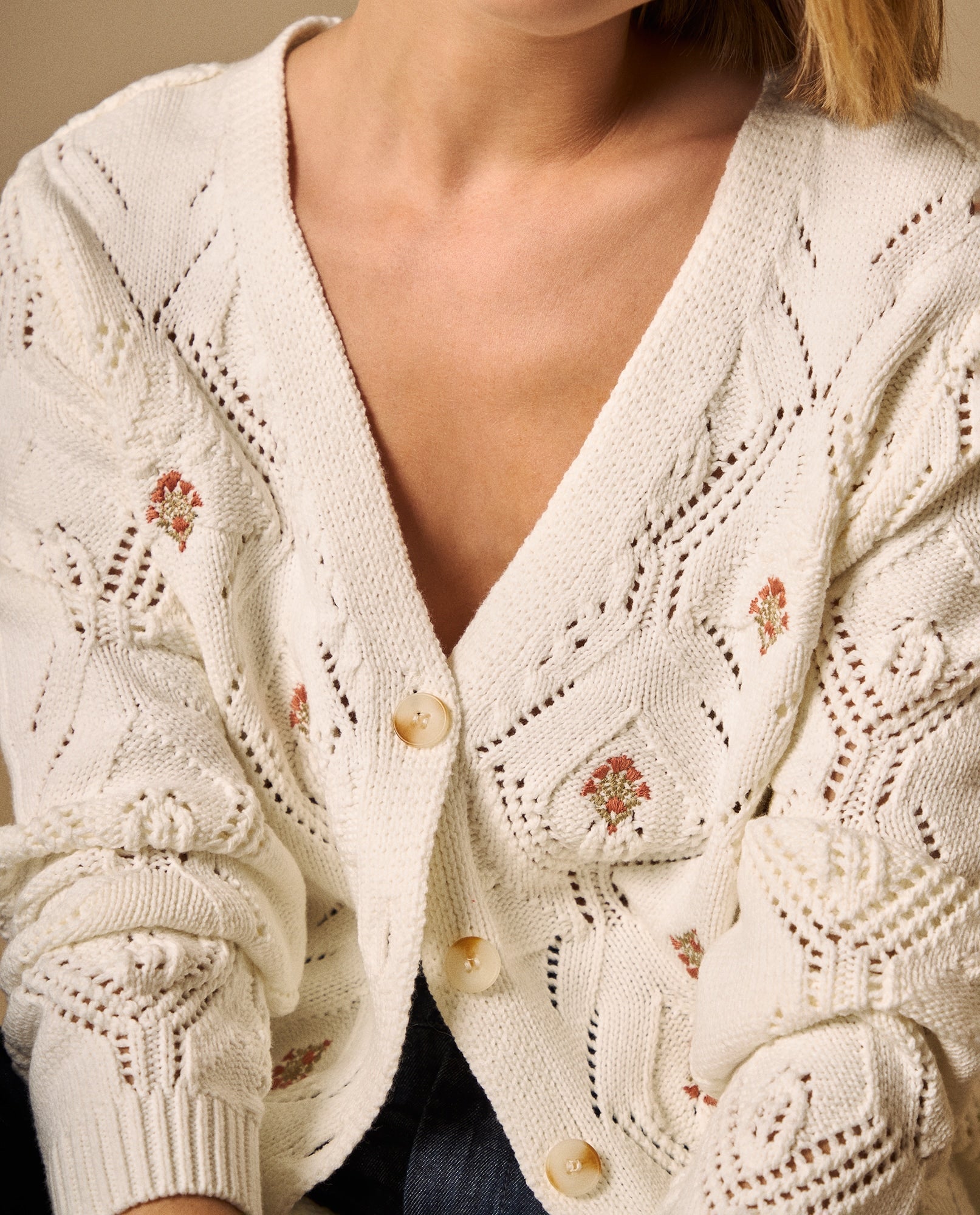 Cardigan Tejido Calado con Bordados Florales - Crudo 34_669G212_CRU111001_4