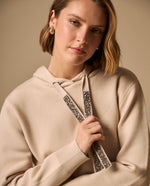 Suéter Beige con Cordones Brillantes y Capucha - Beige