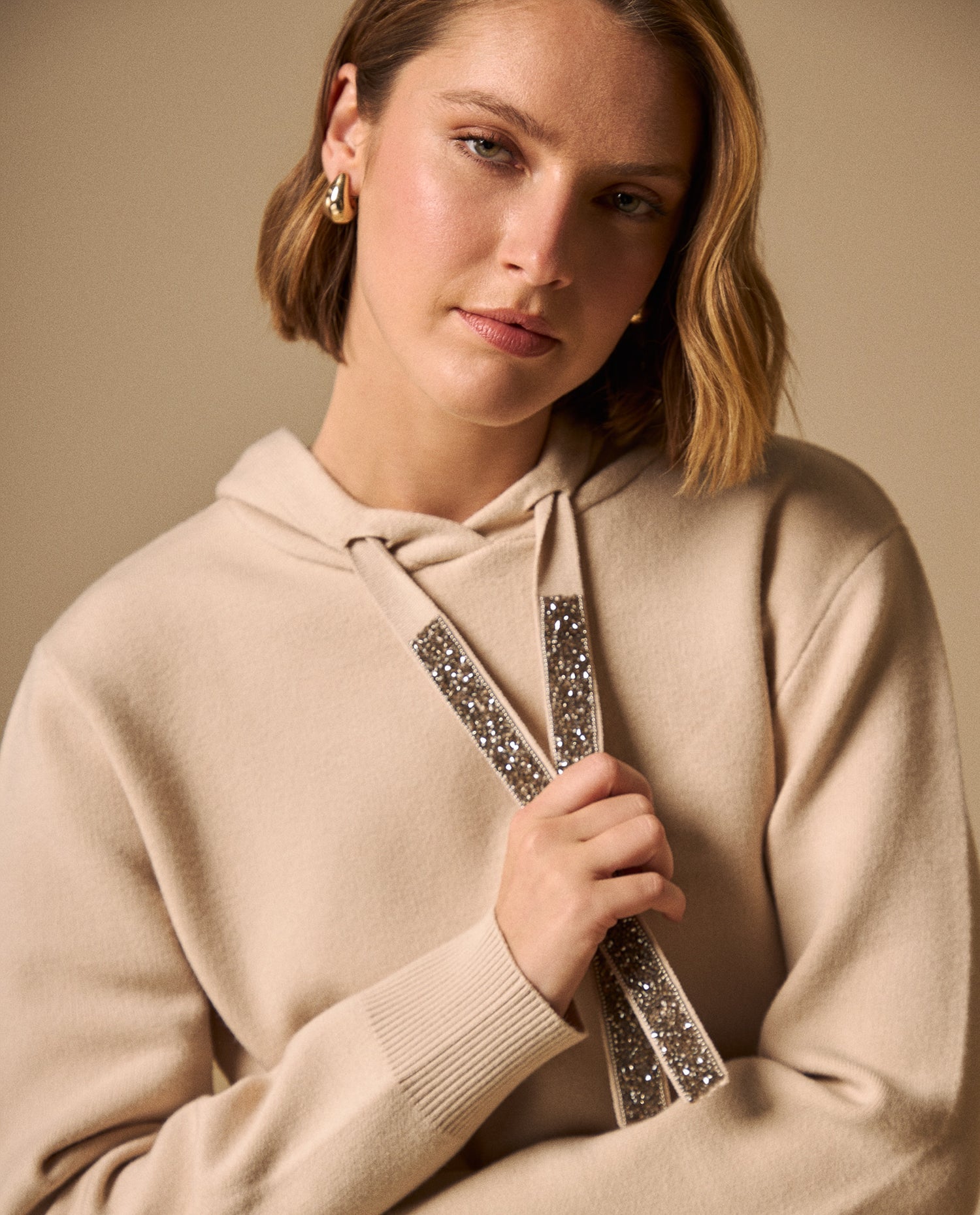 Suéter Beige con Cordones Brillantes y Capucha - Beige