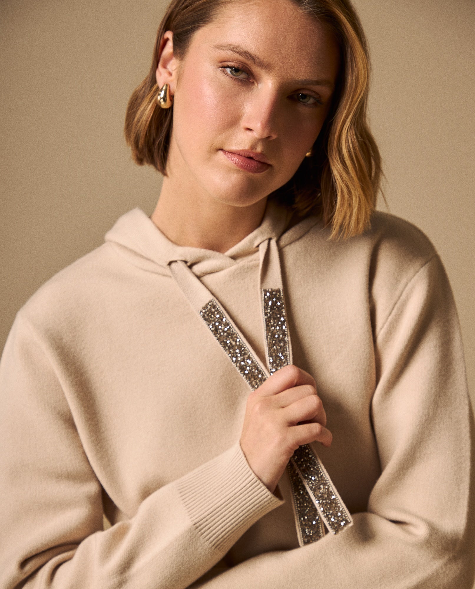 Suéter Beige con Cordones Brillantes y Capucha - Beige 34_669G220_BEI160806_0