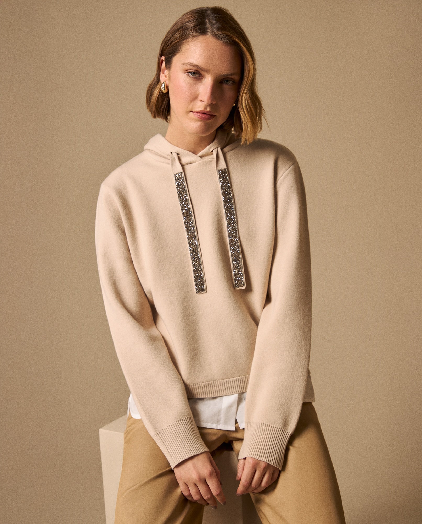 Suéter Beige con Cordones Brillantes y Capucha - Beige 34_669G220_BEI160806_3