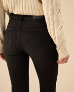Jean Straight en black denim para mujer - Negro