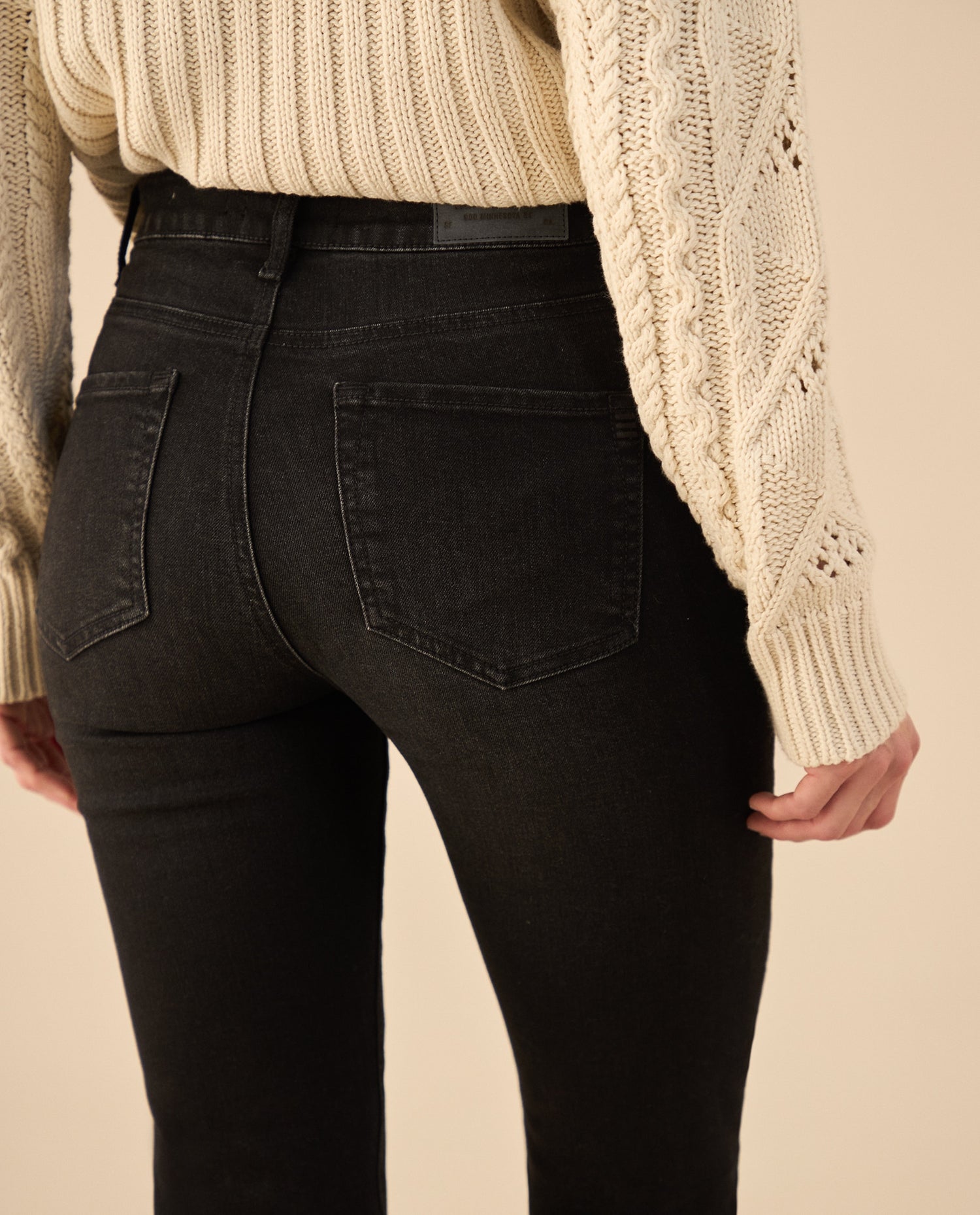 Jean Straight en black denim para mujer - Negro