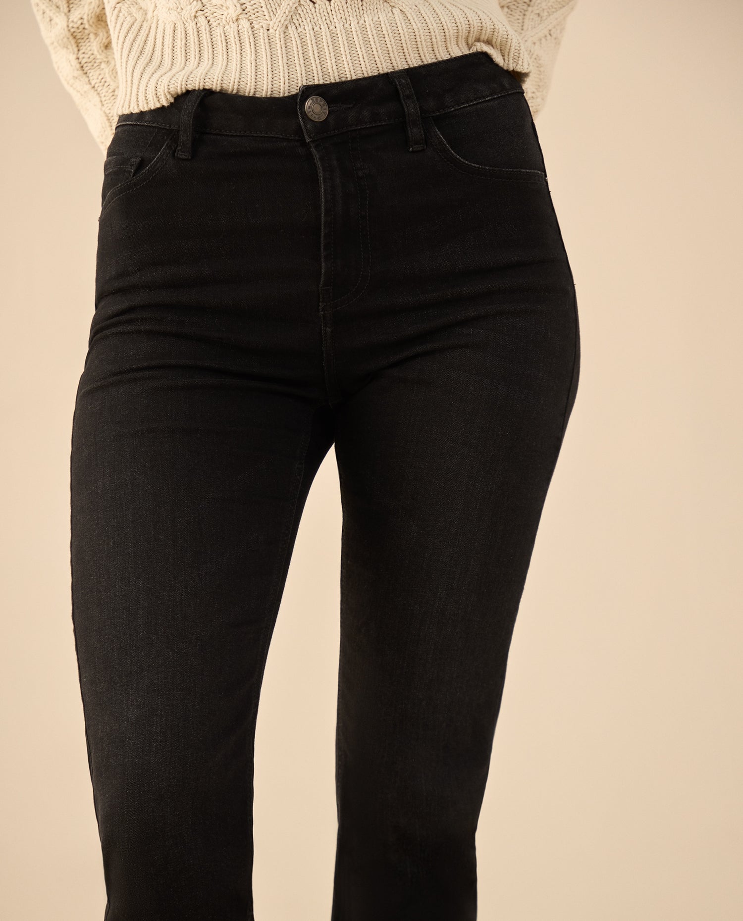Jean Straight en black denim para mujer - Negro