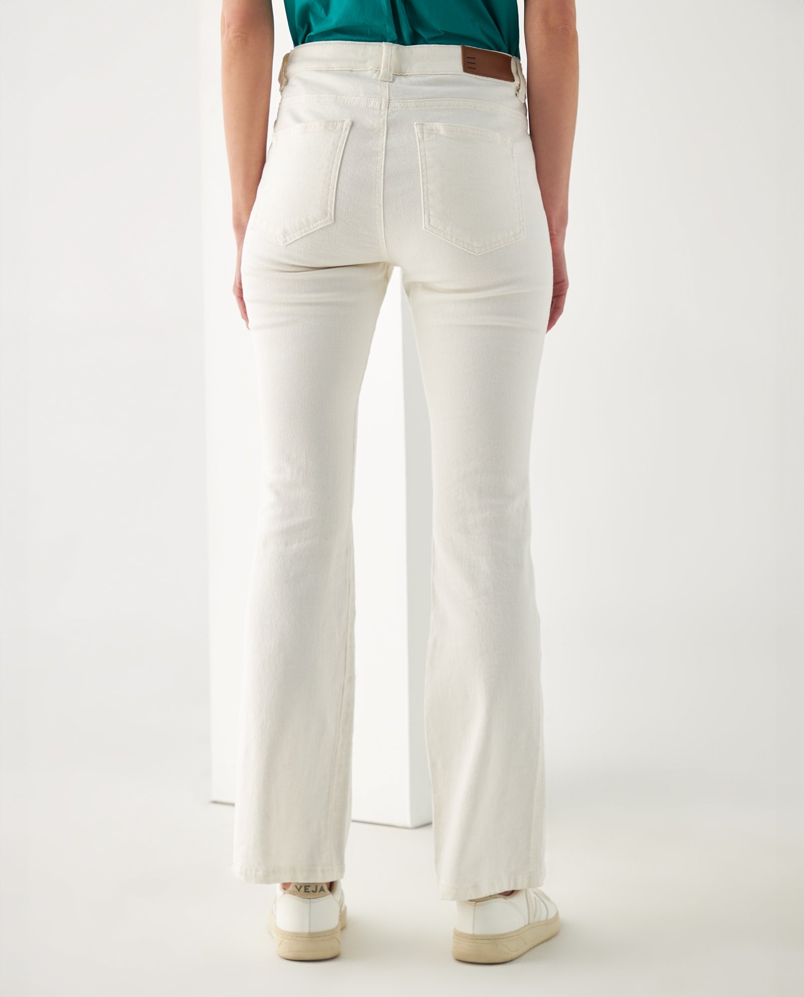 Jean BootCut tono claro para mujer - Crudo 34_672F017_CRU120105_4