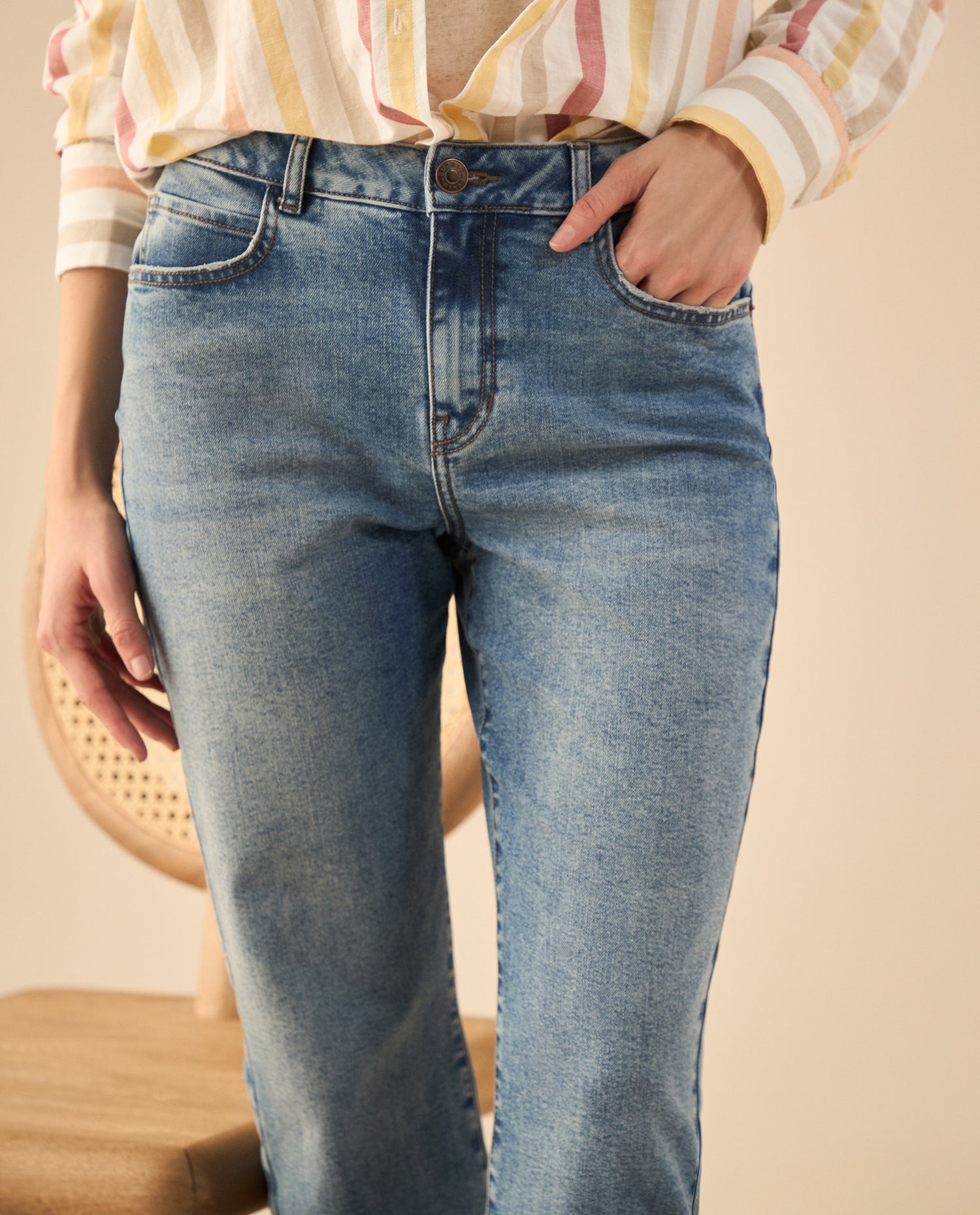 Jean Straight con ruedo al corte para mujer - Azul