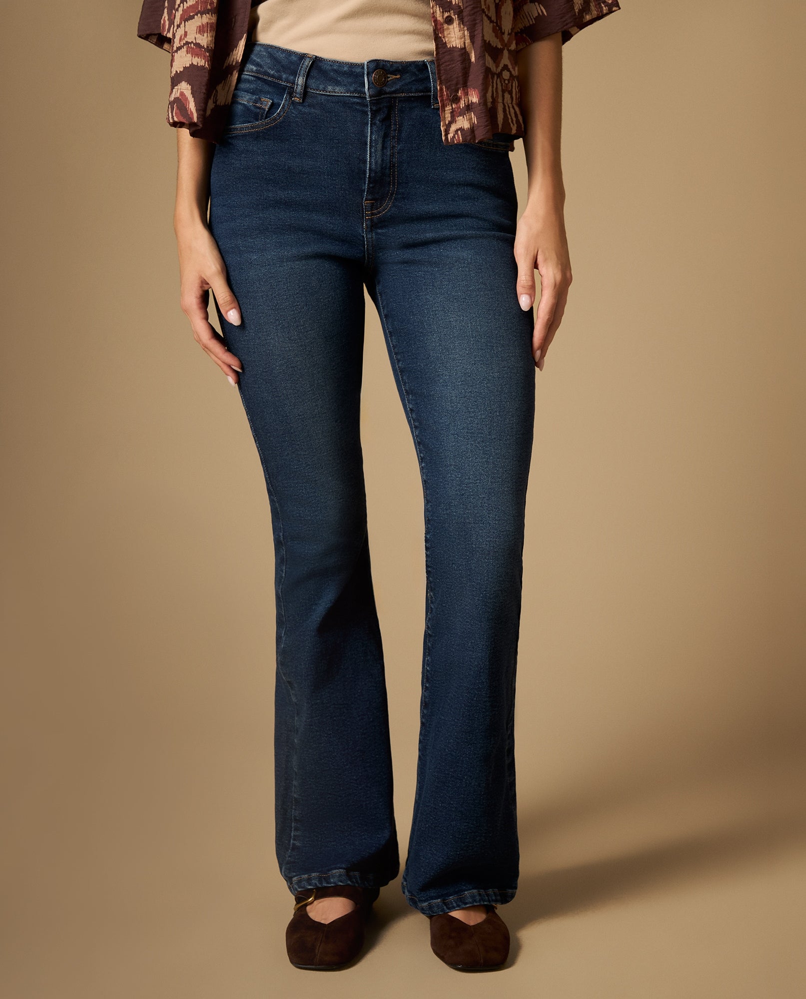 Jean flare tiro medio con apertura en bota - Azul 34_672H015_AZU174027_3