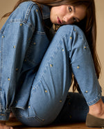 Jean straight leg bordado con detalle floral - Azul