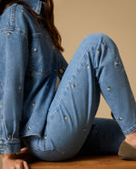 Jean straight leg bordado con detalle floral - Azul