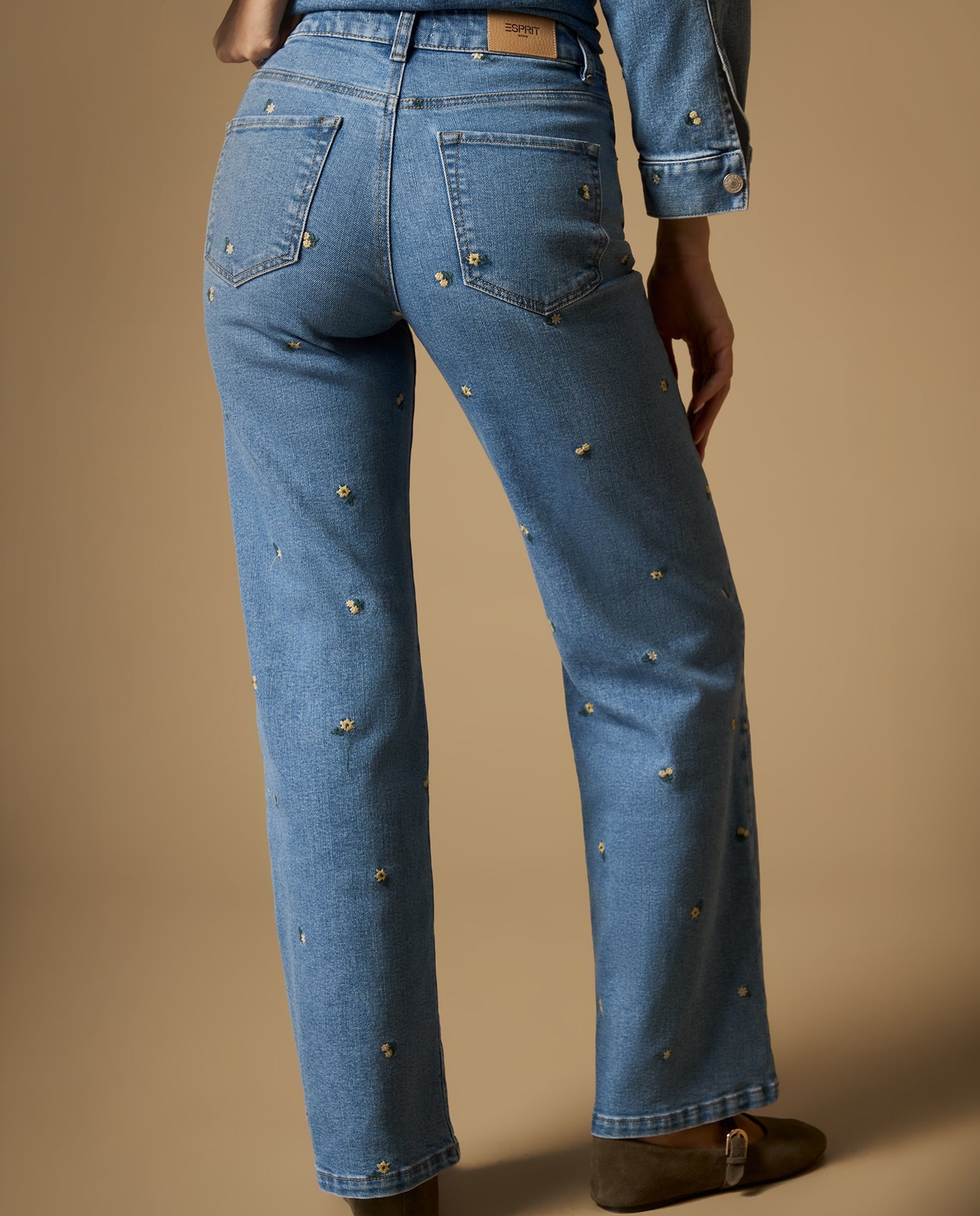 Jean straight leg bordado con detalle floral - Azul