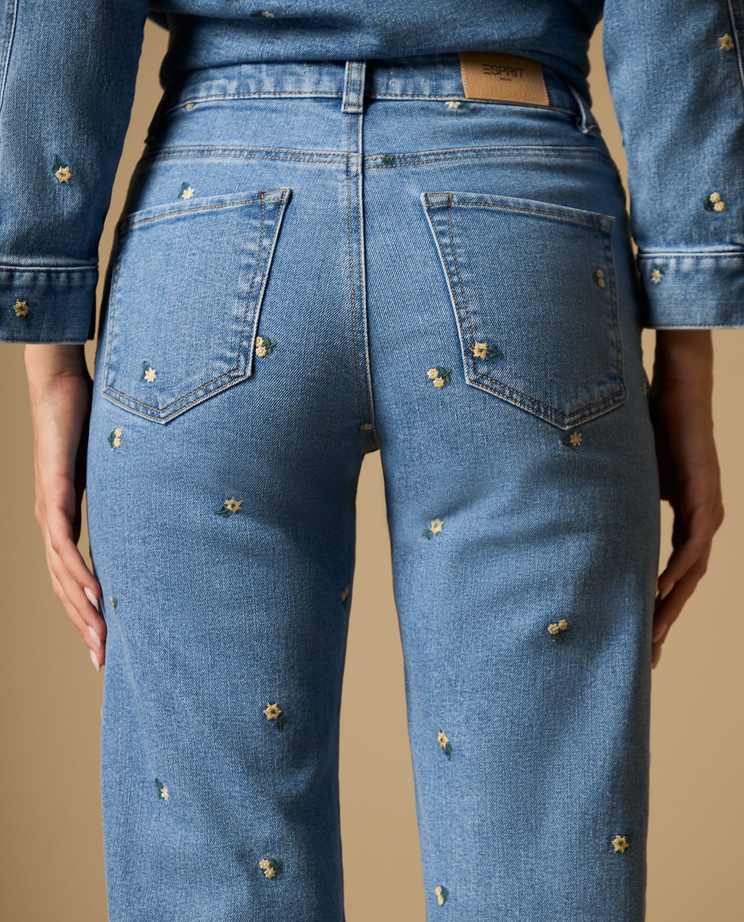 Jean straight leg bordado con detalle floral - Azul