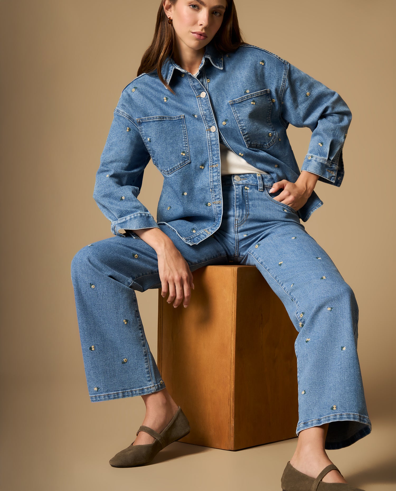 Jean straight leg bordado con detalle floral - Azul