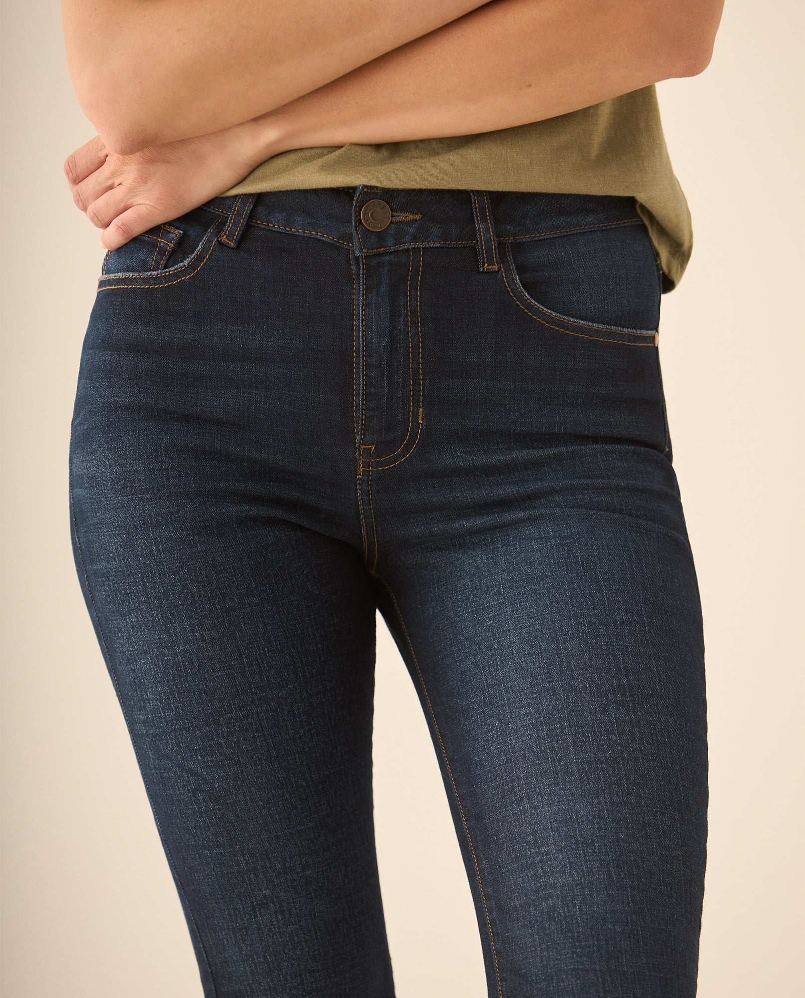Jean Boot Cut tono oscuro para mujer - Azul 34_673G008_AZU174027_4