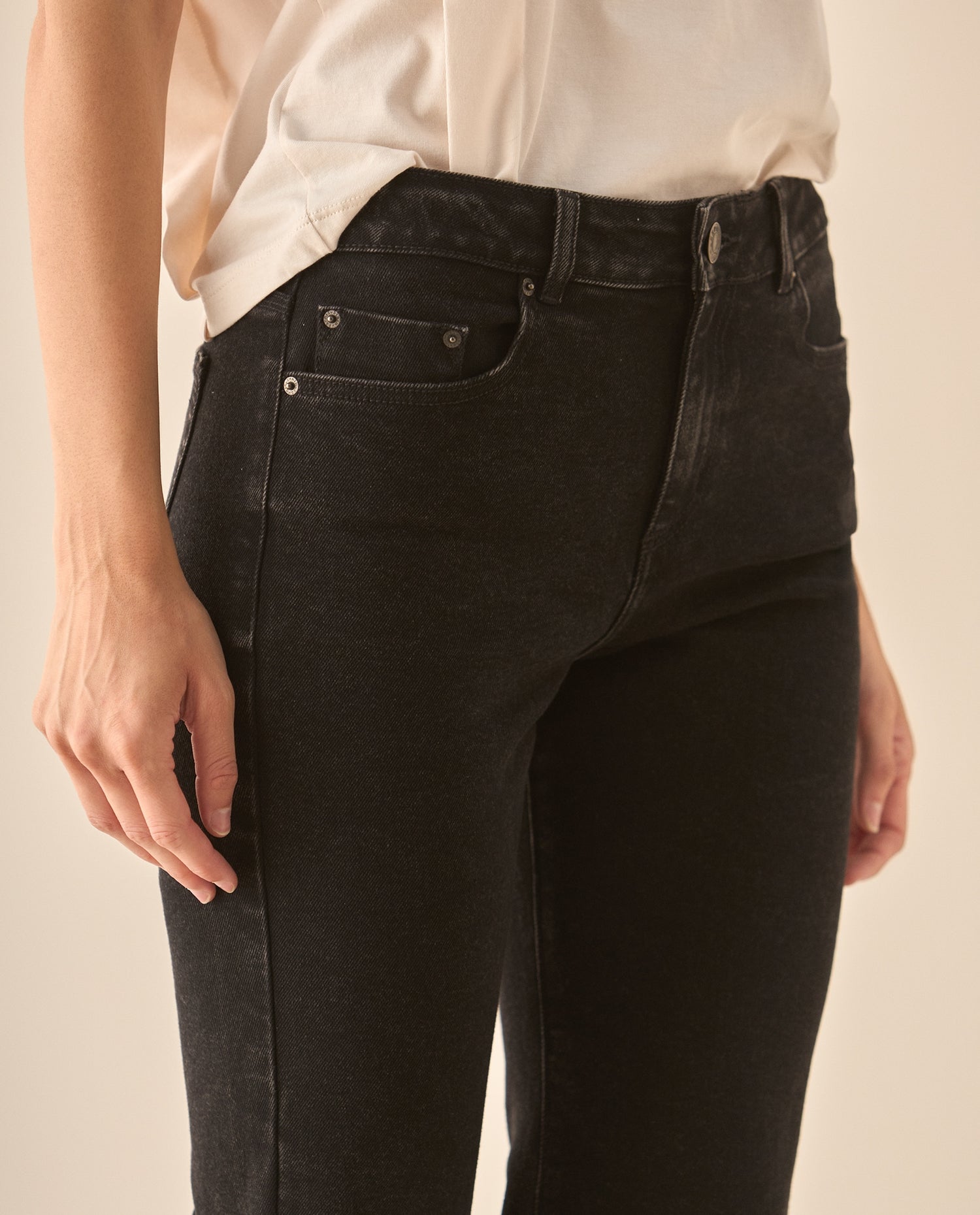 Jean Boot Cut en black denim para mujer - Negro