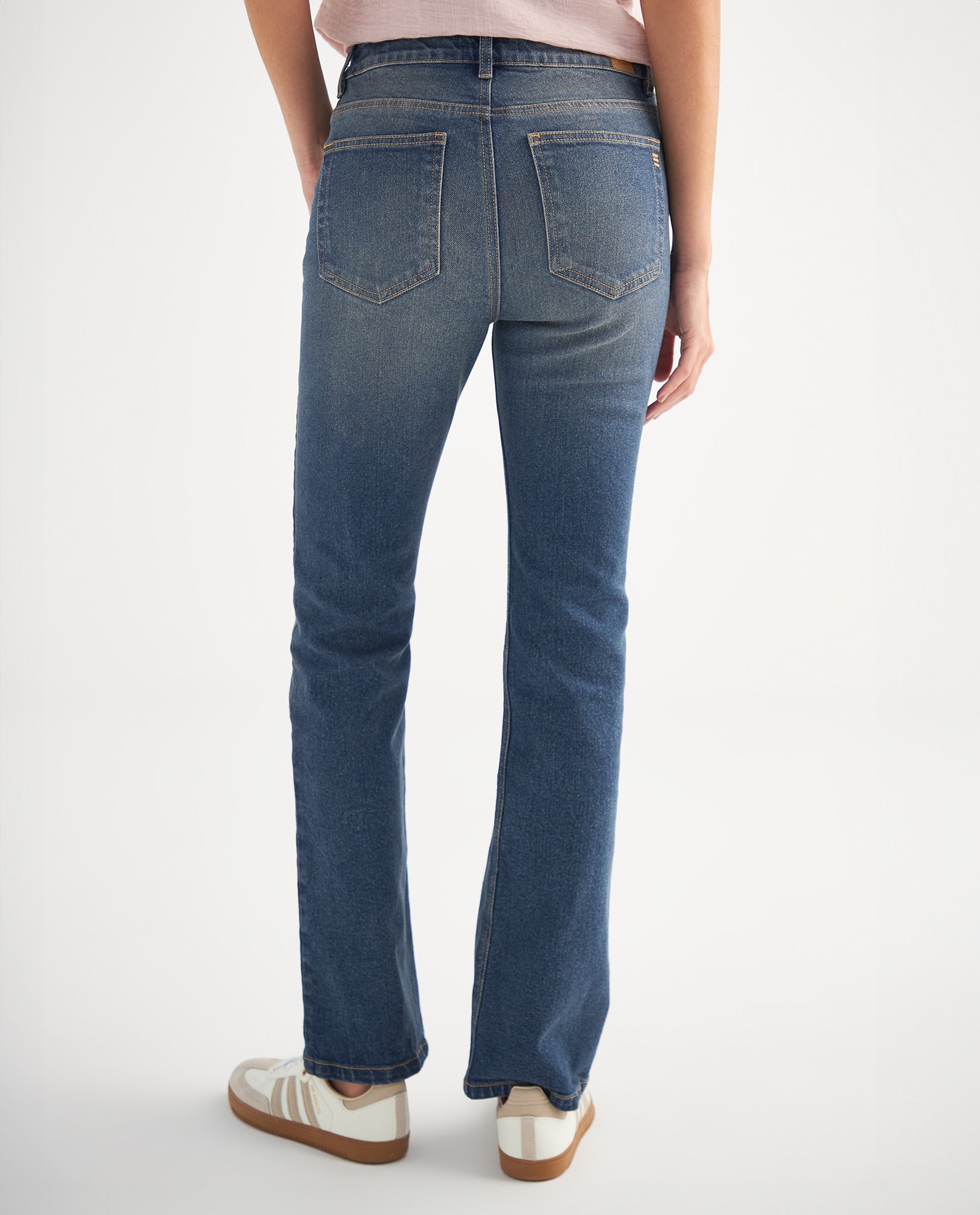 Jean Bootcut tono oscuro para mujer - Azul 34_679F003_AZU193933_4