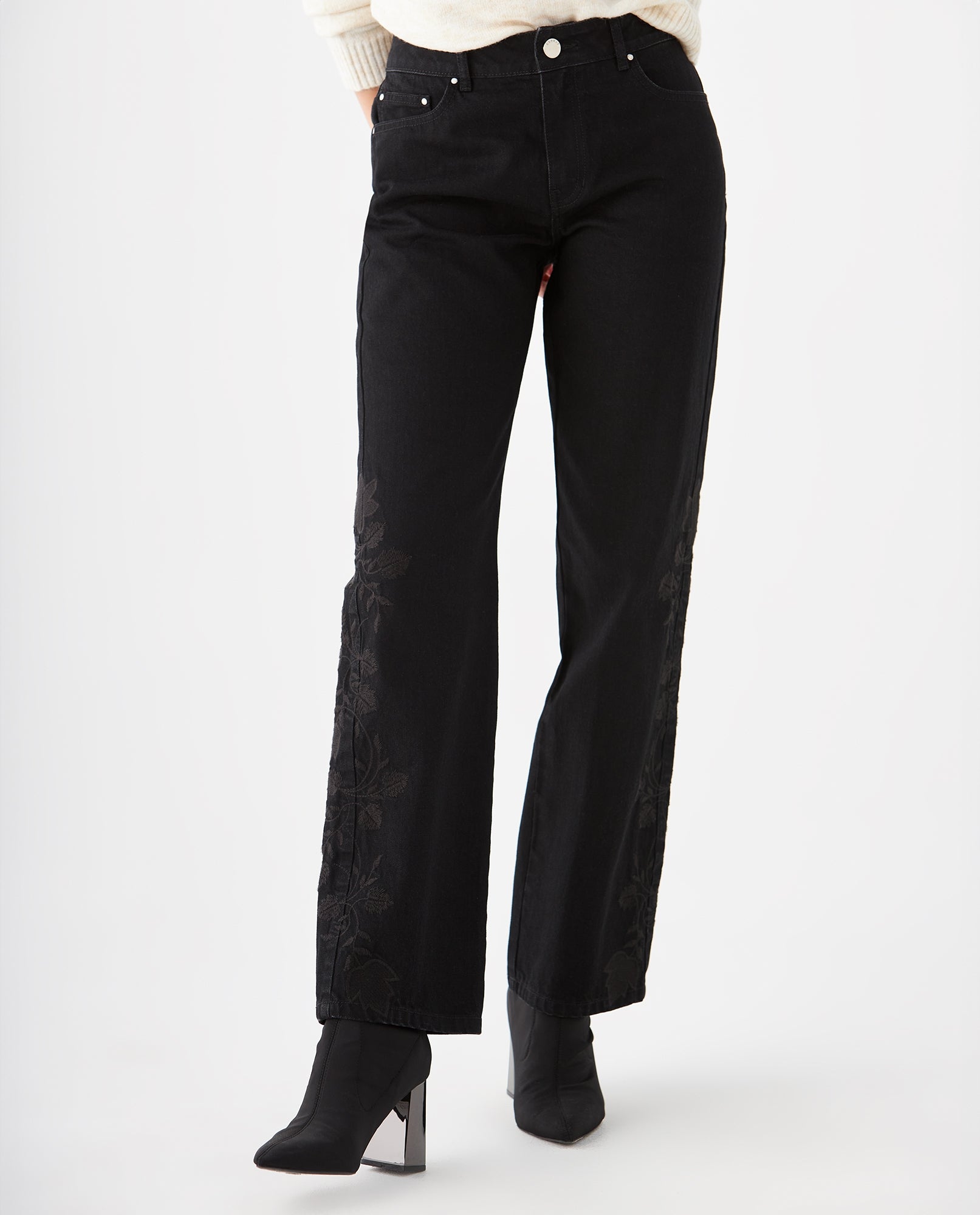 Jean Relaxed black denim para mujer - Negro 34_679F029_NEG193909_3