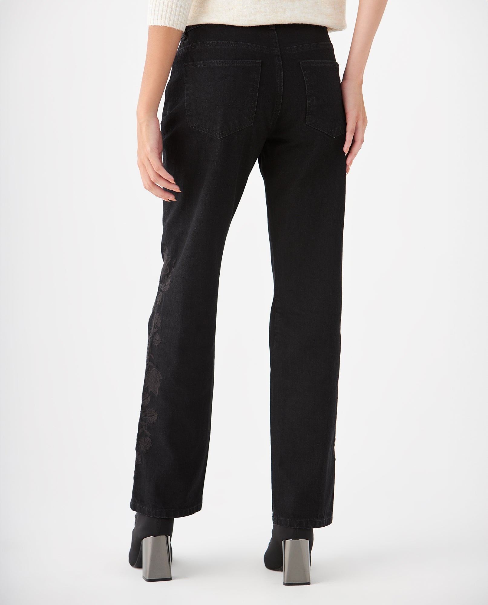 Jean Relaxed black denim para mujer - Negro 34_679F029_NEG193909_4