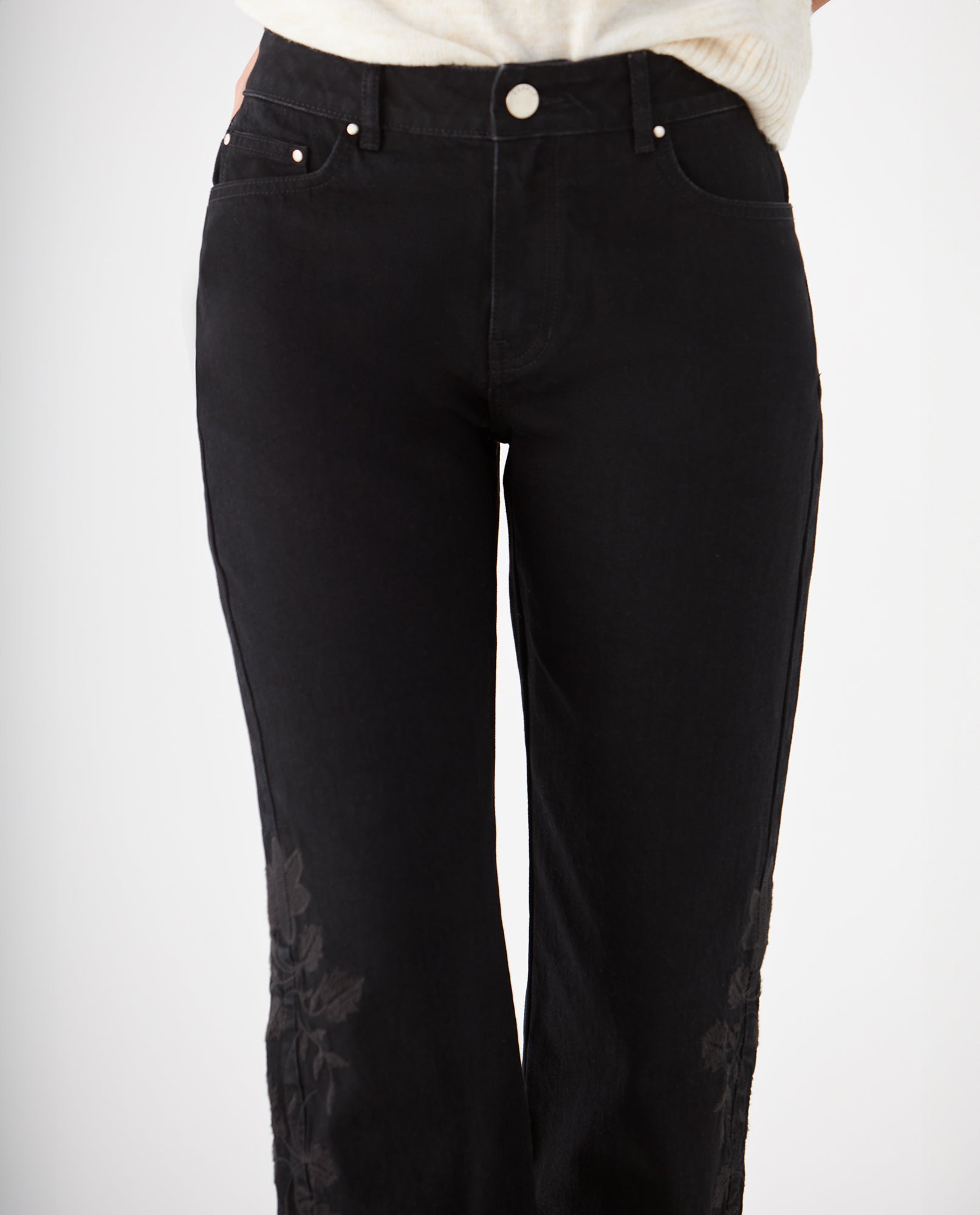 Jean Relaxed black denim para mujer - Negro 34_679F029_NEG193909_5