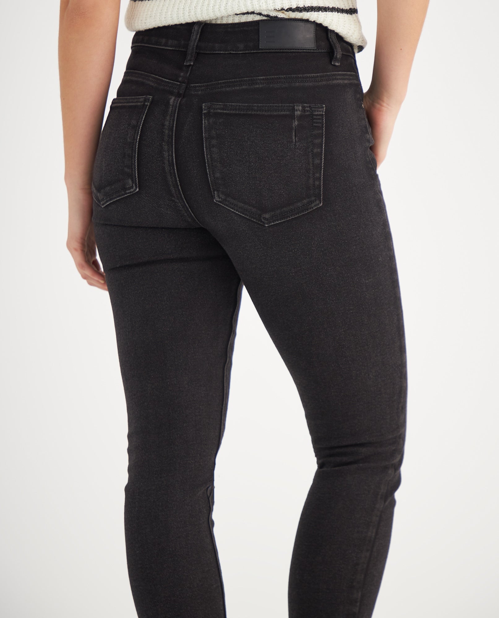 Jean Skinny en black denim para mujer - Negro 34_679F036_NEG193909_5