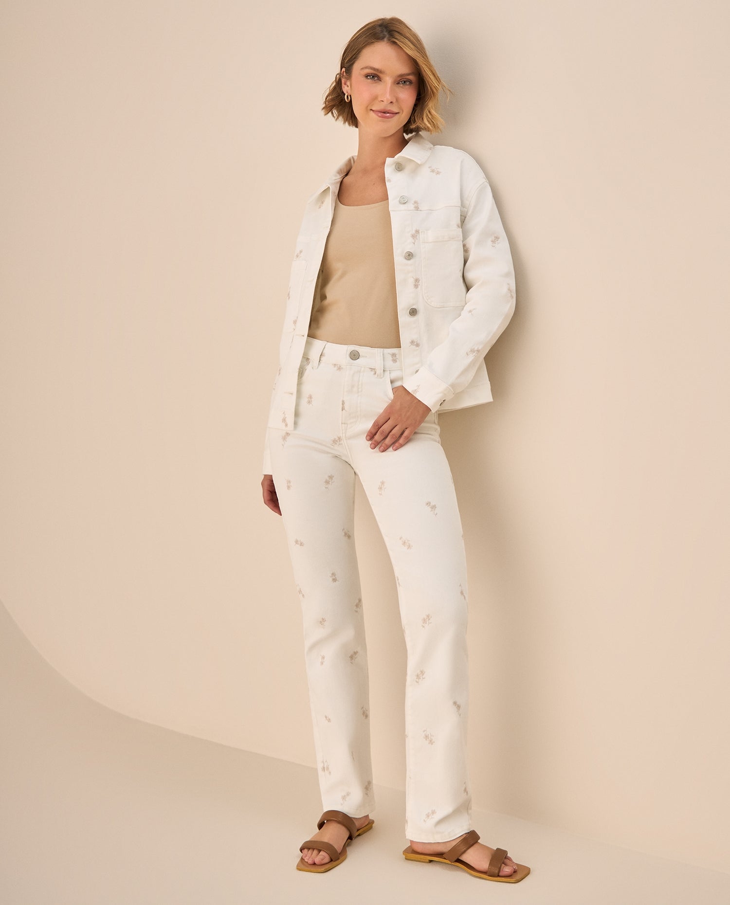 Jean Straight con Estampado Floral Delicado - Crudo
