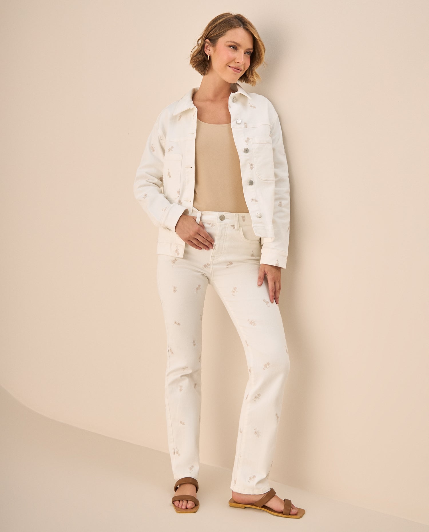 Jean Straight con Estampado Floral Delicado - Crudo