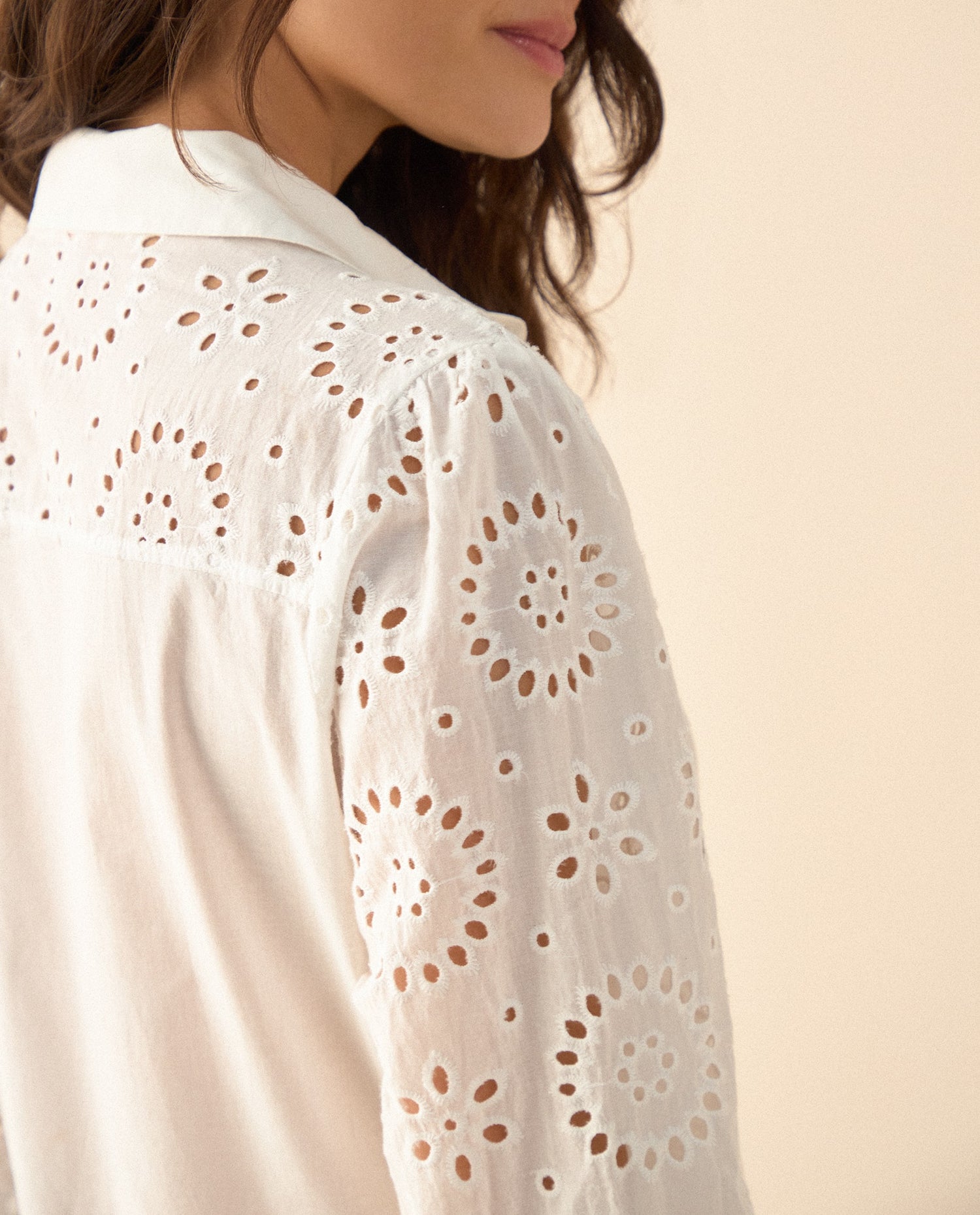 Vestido corto en ojalillo para mujer - Crudo
