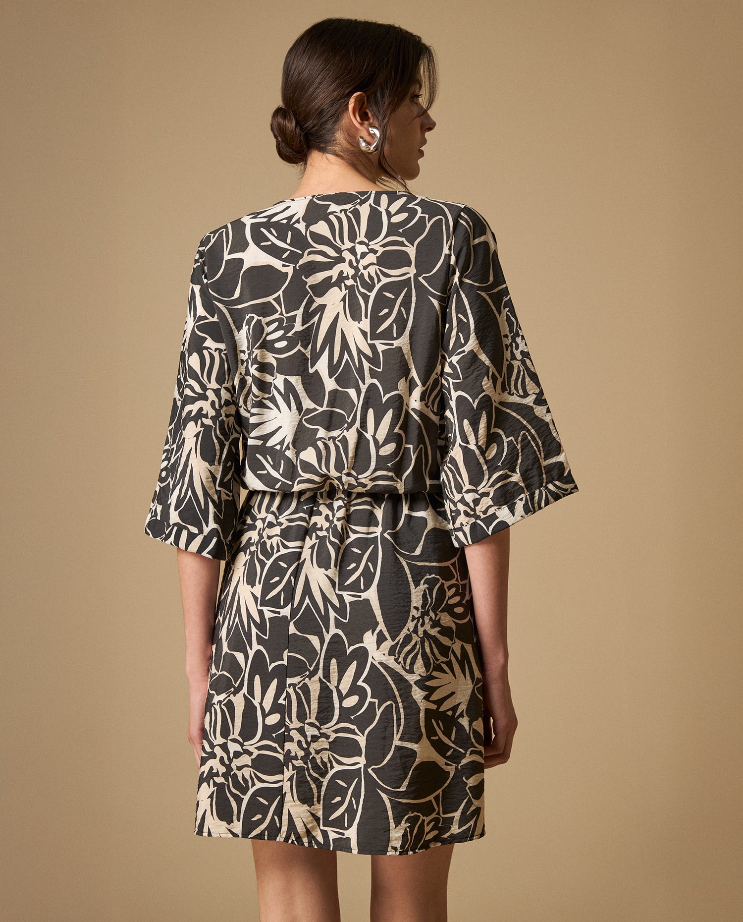 Vestido corto de tejido fluido con manga larga - Negro