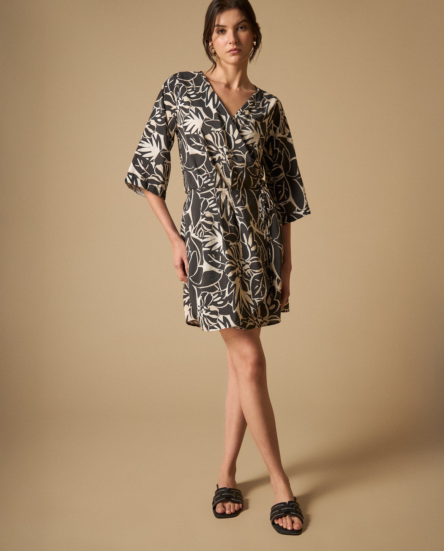 Vestido corto de tejido fluido con manga larga - Negro