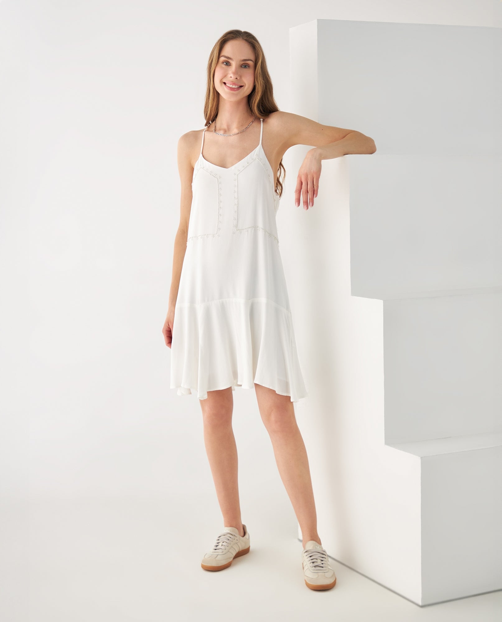 Vestido con apliques decorativos - Crudo 34_692F007_CRU110602_0