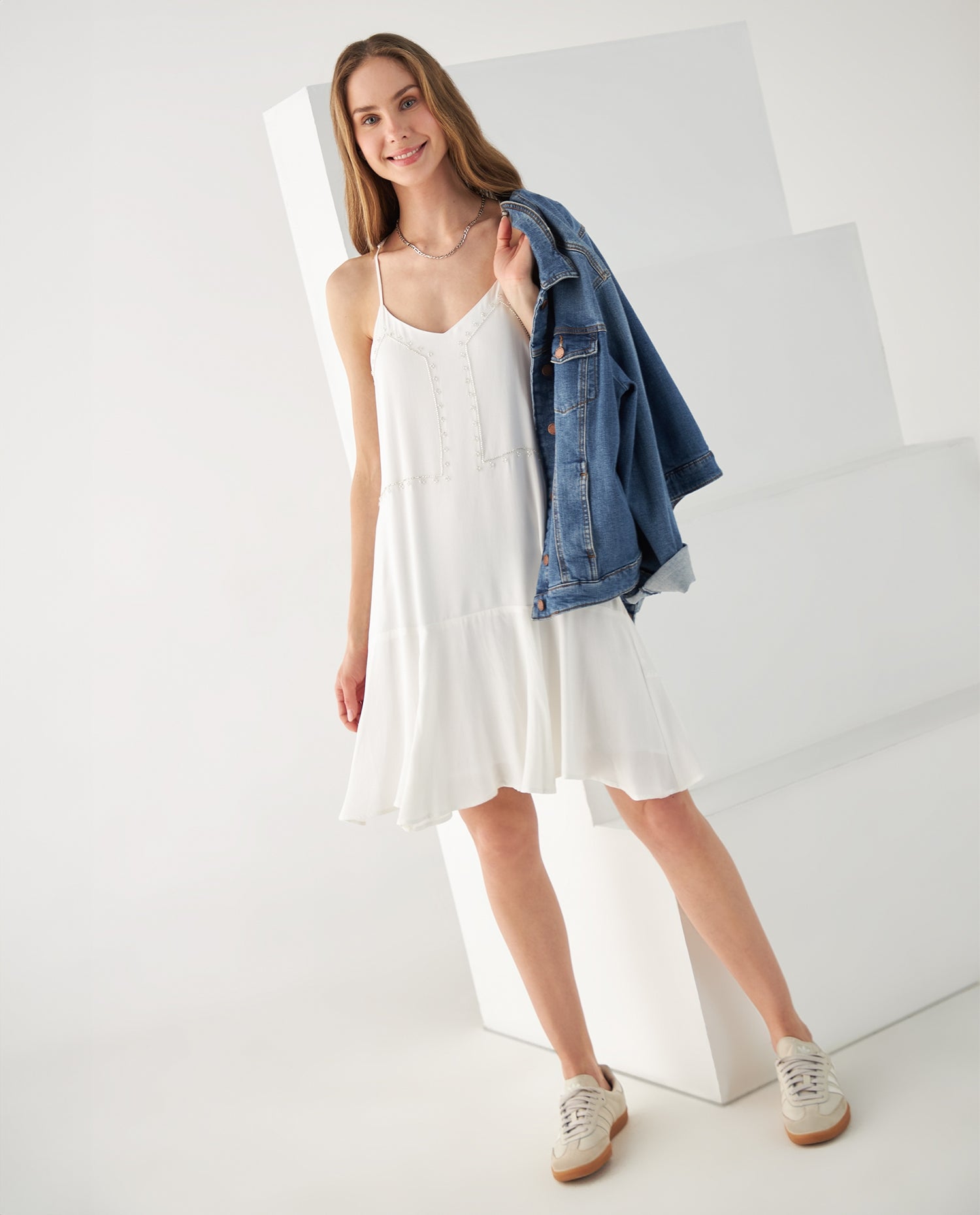 Vestido con apliques decorativos - Crudo
