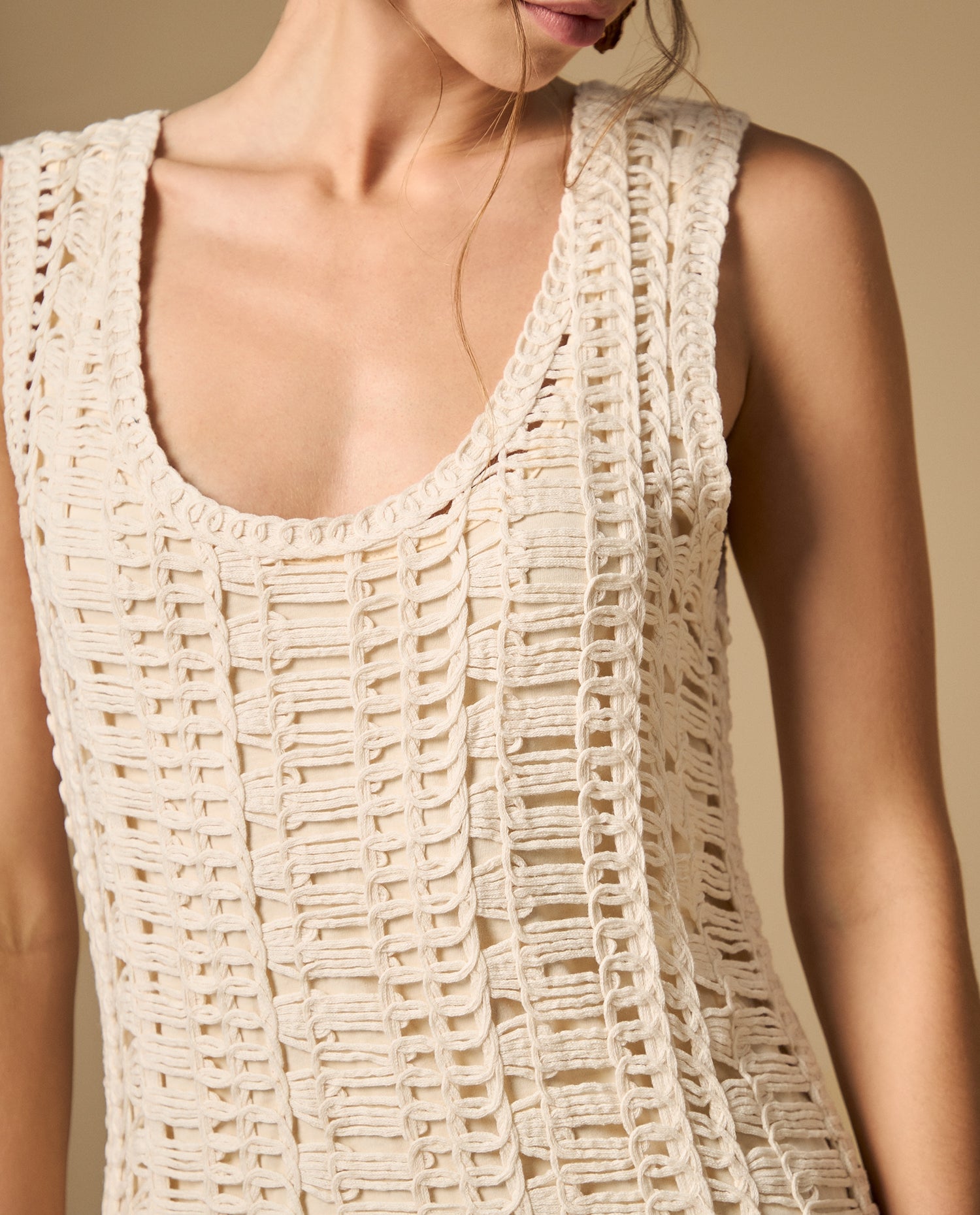 Vestido corto estampado de manga larga con escote en V - Beige