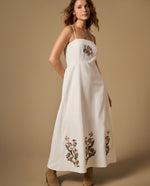 Vestido largo bordado con tiras y corte bajo el busto - Crudo