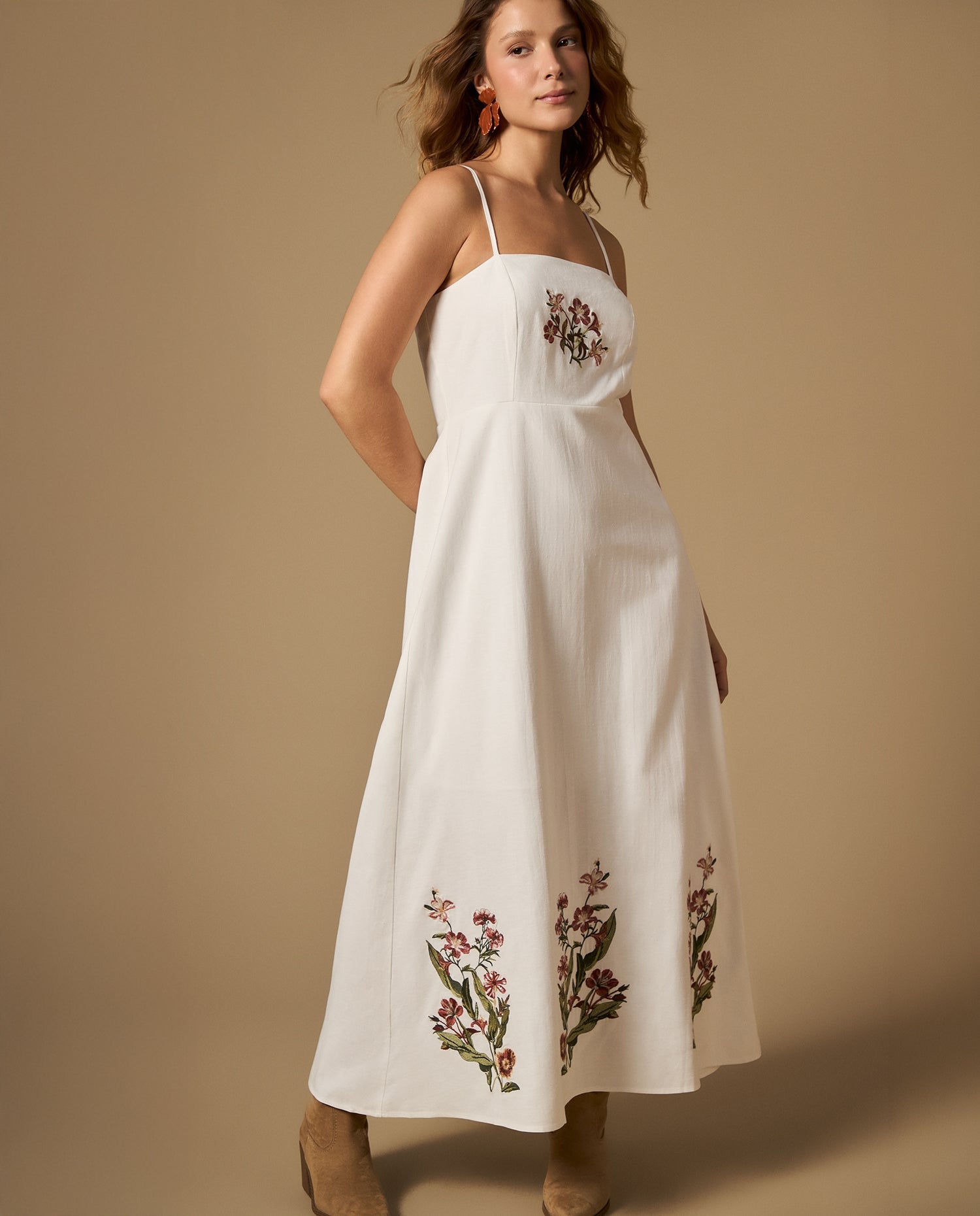 Vestido largo bordado con tiras y corte bajo el busto - Crudo