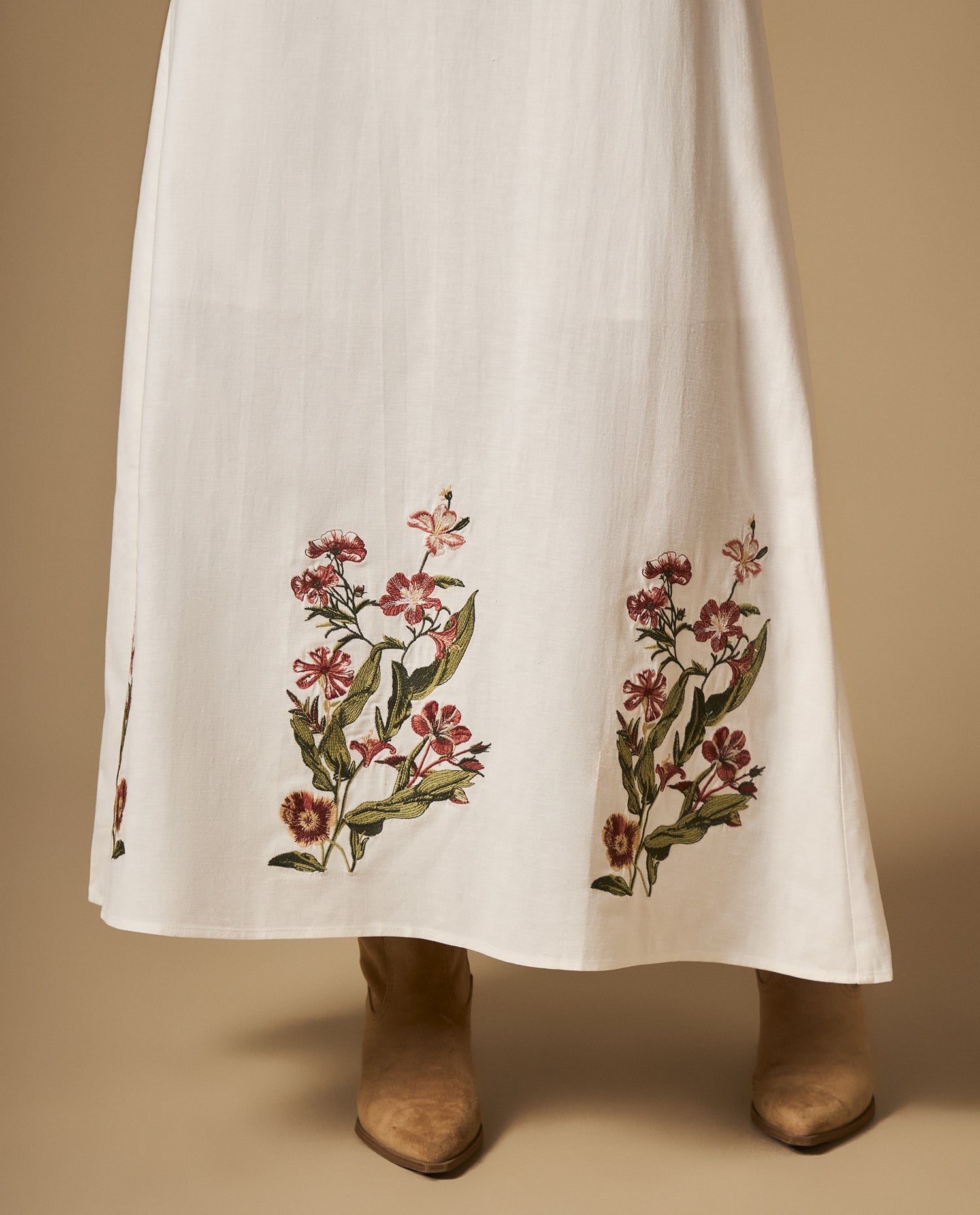 Vestido largo bordado con tiras y corte bajo el busto - Crudo