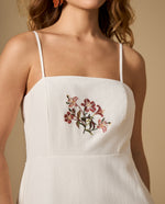 Vestido largo bordado con tiras y corte bajo el busto - Crudo