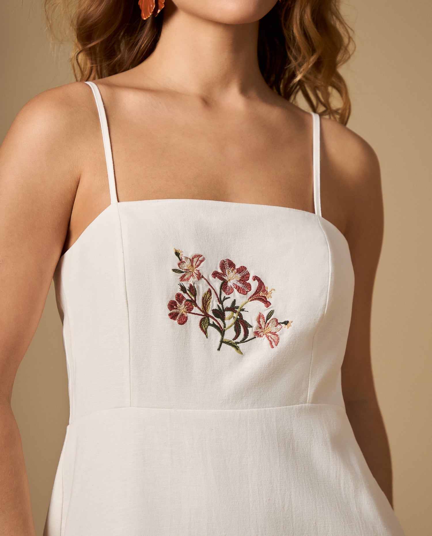 Vestido largo bordado con tiras y corte bajo el busto - Crudo