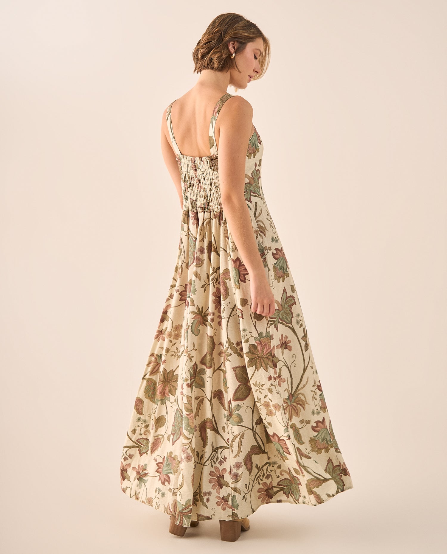 Vestido Largo Floral con Tirantes Ajustables - Blanco