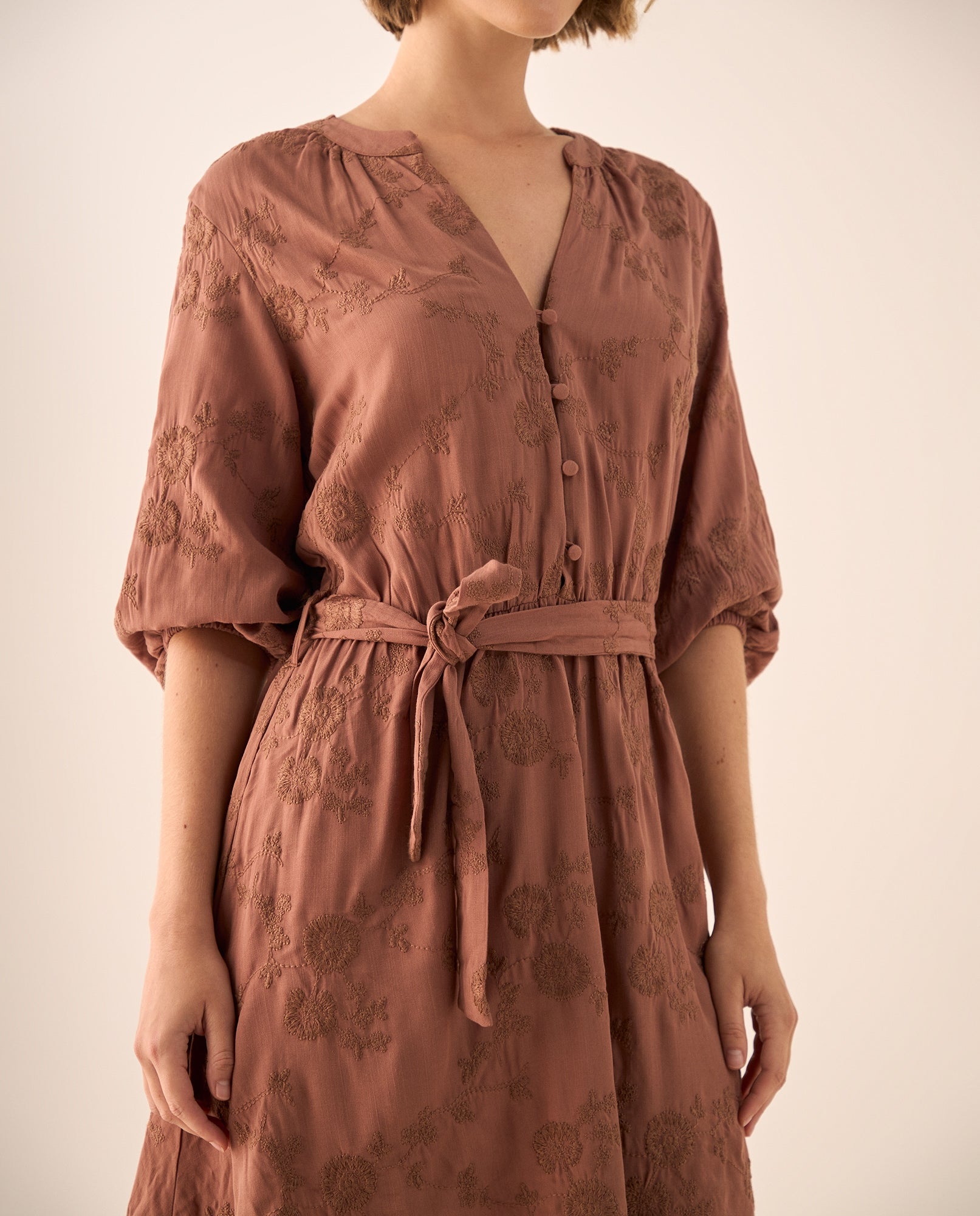 Vestido Marrón con Bordados Florales - Café 34_699G010_CAF181320_4