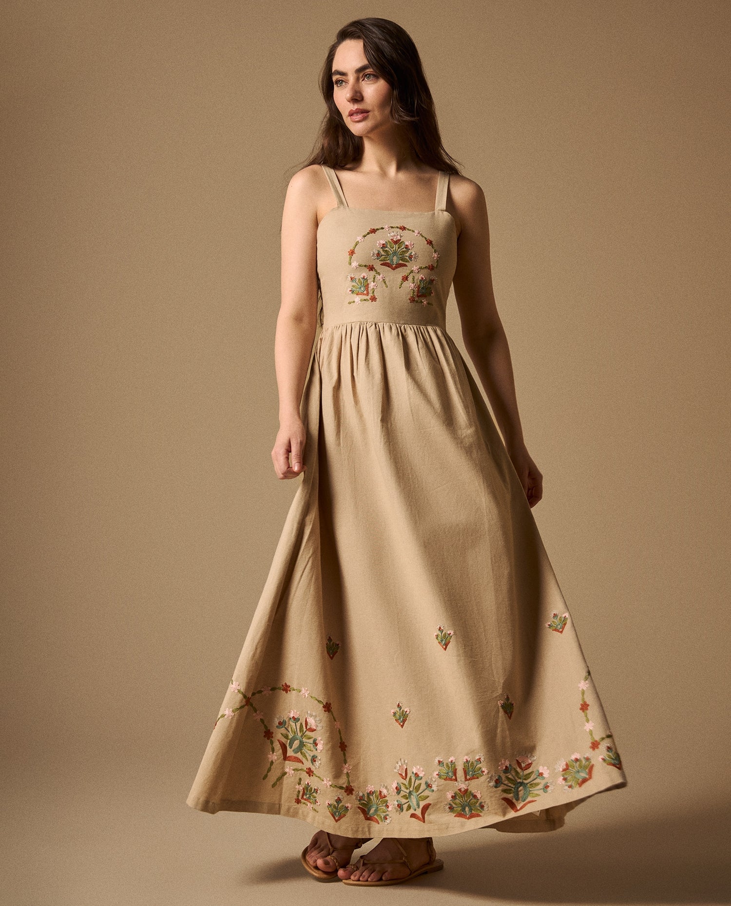Vestido Largo con Bordados Florales Artesanales - Beige