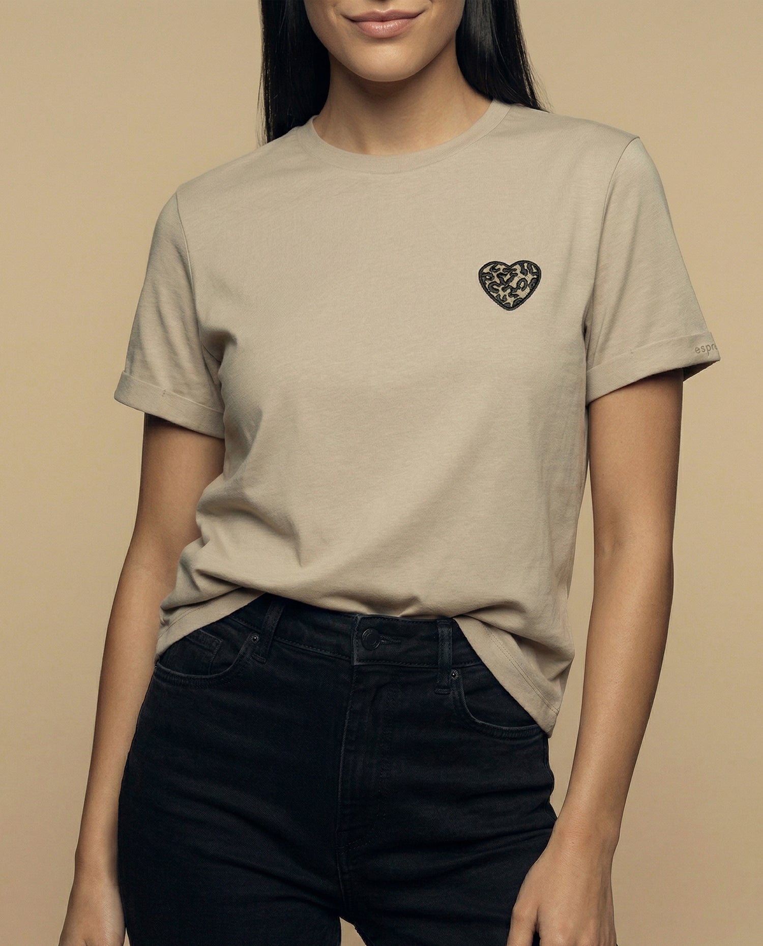 Camiseta cuello redondo con bordado en pecho - Café