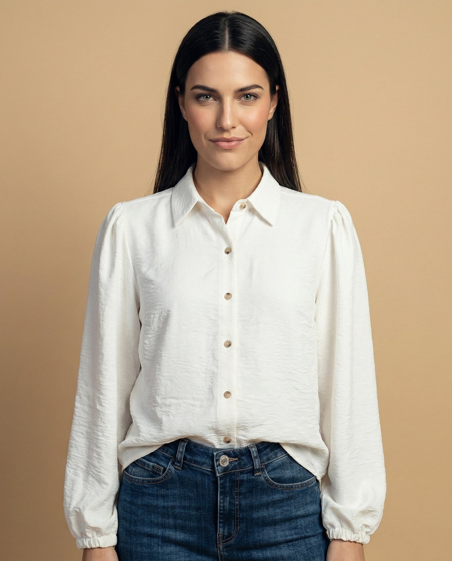 Camisa manga larga con textura sutil y puños fruncidos - Crudo