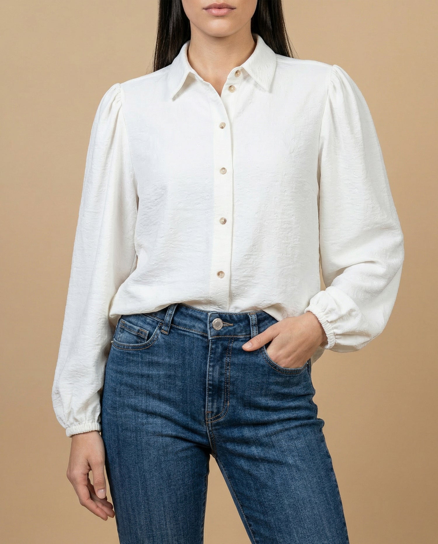 Camisa manga larga con textura sutil y puños fruncidos - Crudo