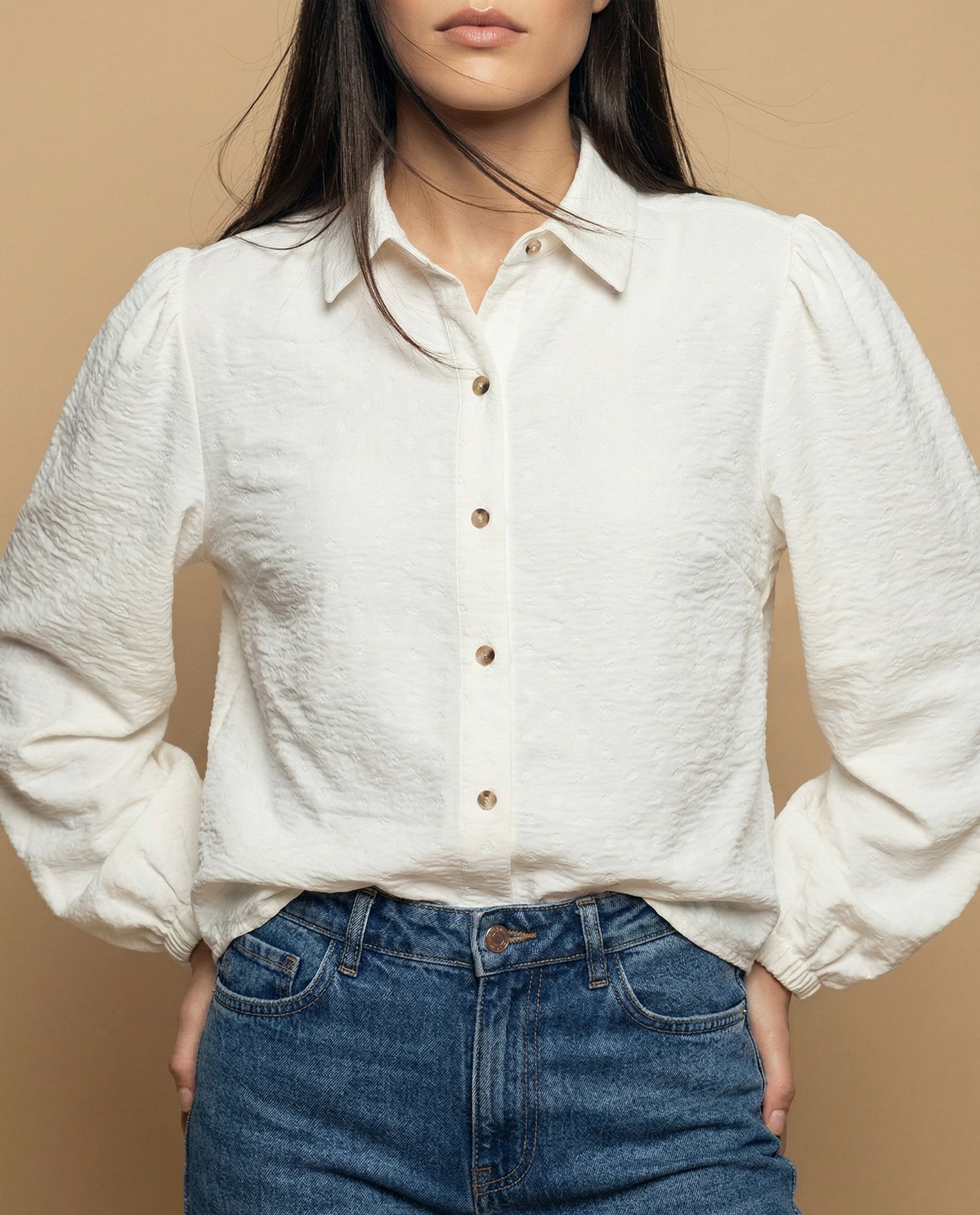 Camisa manga larga con textura sutil y puños fruncidos - Crudo