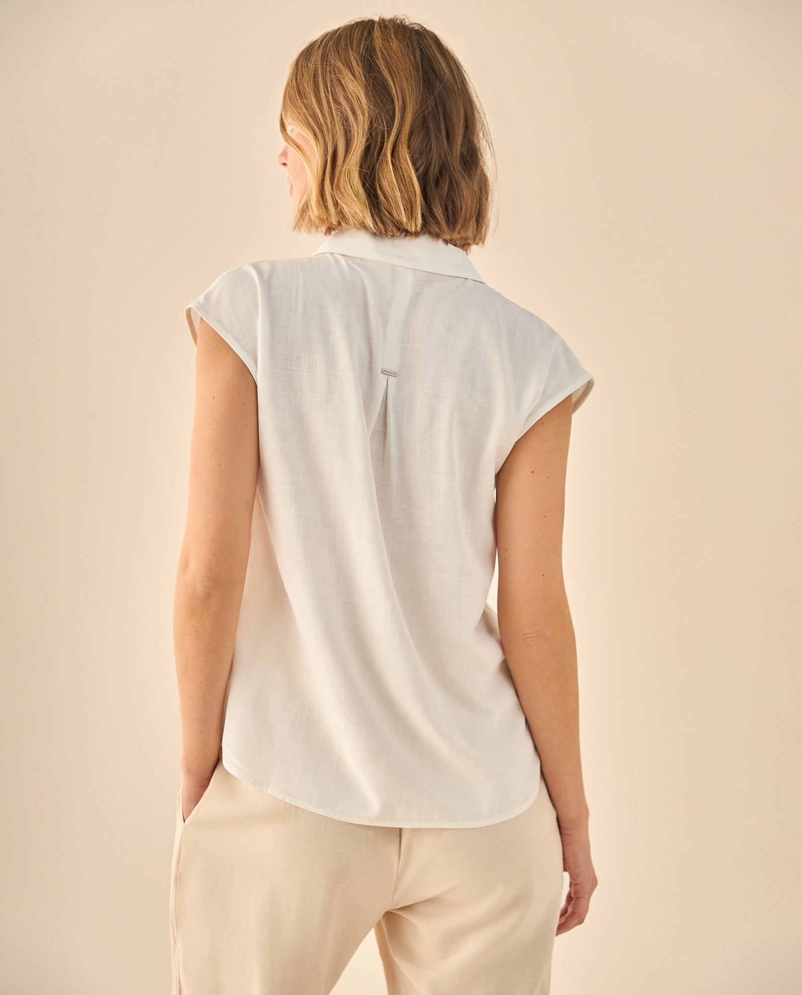 Camisa con Pliegue Posterior Distintivo - Crudo 34_913G024_CRU110605_4