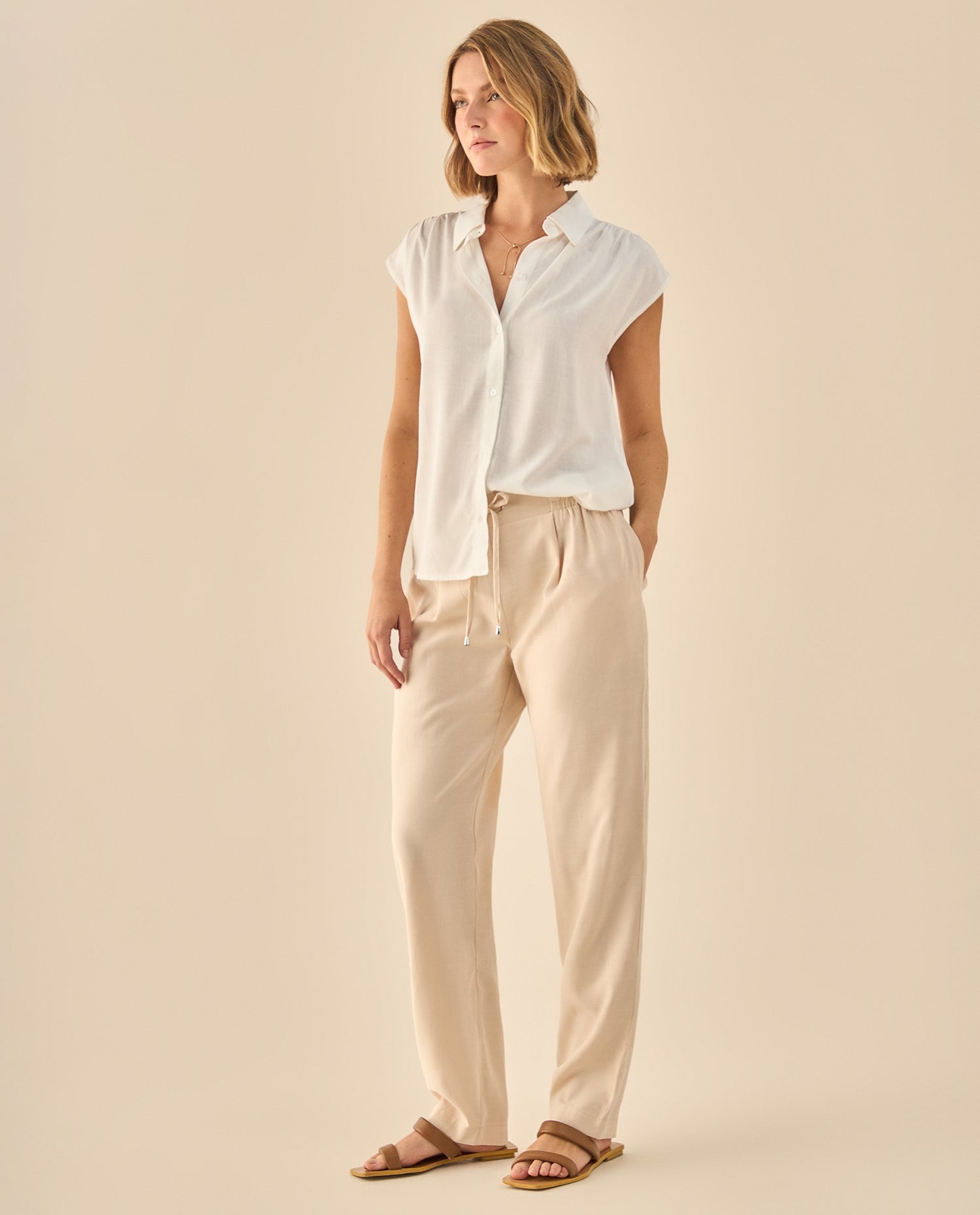 Camisa con Pliegue Posterior Distintivo - Crudo