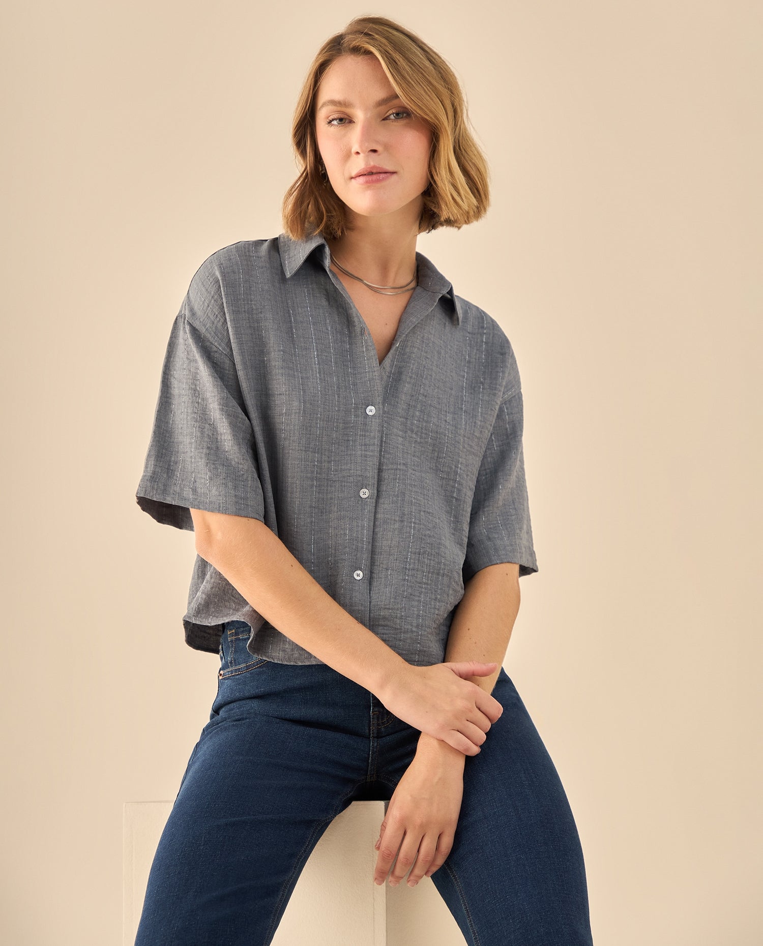 Camisa Cropped con Textura Jaspeada - Gris