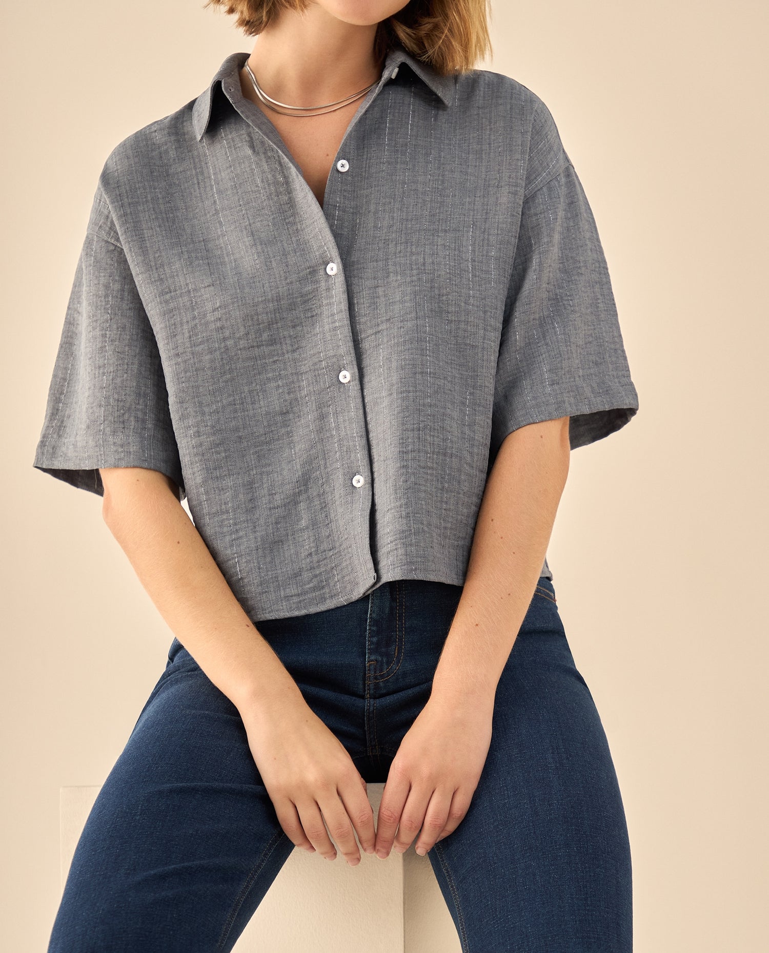 Camisa Cropped con Textura Jaspeada - Gris